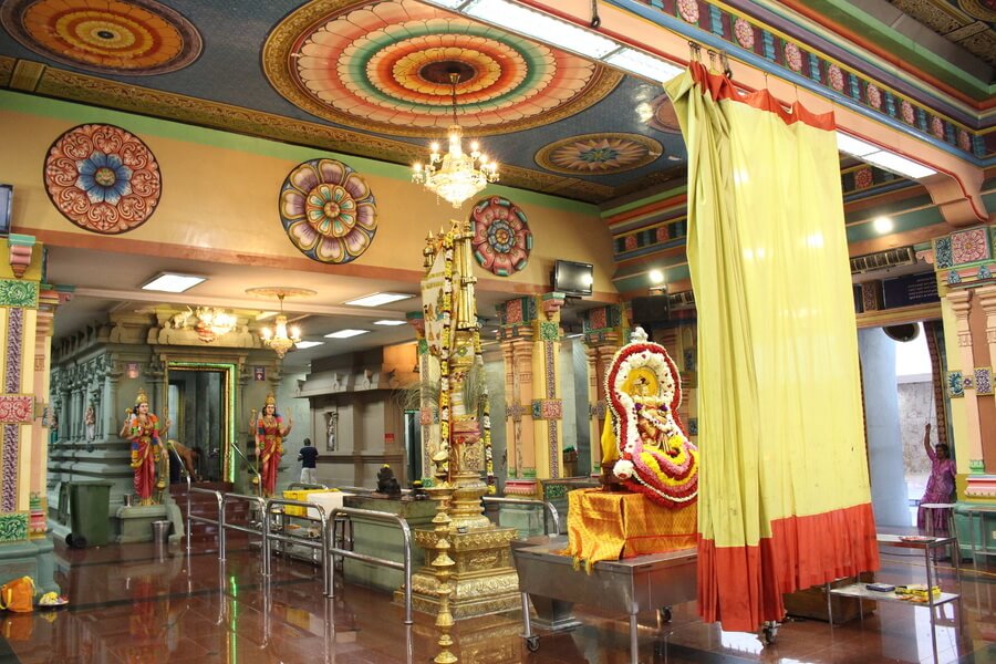 Храм Шри Махамариамман внутри